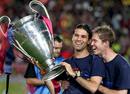 Alexander Hleb y el mexicano Rafa M&aacute;rquez, levantan el trofeo de la Liga de Campeones.