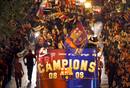 Los jugadores del F.C. Barcelona durante la celebraci&oacute;n por las calles de la ciudad condal.