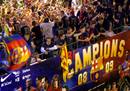 El entrenador del F.C.. Barcelona, Pep Guardiola, saluda al p&uacute;blico durante la celebraci&oacute;n.