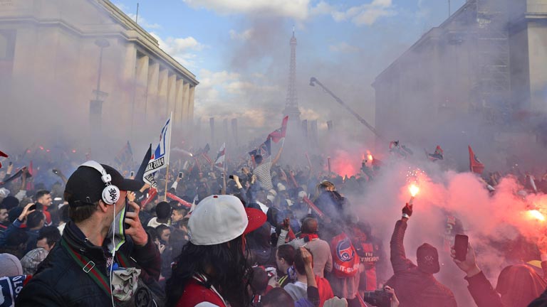 La celebraci&oacute;n liguera del PSG se vuelve violenta
