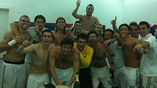 Ver v&iacute;deo  'Celebraci&oacute;n por todo lo alto en el vestuario madridista'