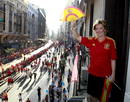 La presidenta de la Comunidad de Madrid, Esperanza Aguirre, espera en la Gran Via madrile&ntilde;a la llegada de los jugadores de la selecci&oacute;n espa&ntilde;ola de f&uacute;tbol