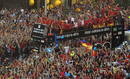 El autob&uacute;s con los jugadores de la selecci&oacute;n espa&ntilde;ola atraviesa la Gran V&iacute;a de camino a la Plaza de Cibeles de Madrid