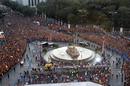 Foto facilitada por el Ayuntamiento de Madrid de miles de aficionados esperando a los jugadores de la selecci&oacute;n espa&ntilde;ola de f&uacute;tbol en la plaza de Cibeles