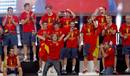 El cantante David Bisbal (c, primera fila) interpreta una canci&oacute;n junto a los jugadores de la selecci&oacute;n espa&ntilde;ola