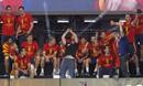 Los miembros del grupo Estopa David (c) y Jos&eacute; (3d) cantan junto a los jugadores de la selecci&oacute;n espa&ntilde;ola en el escenario