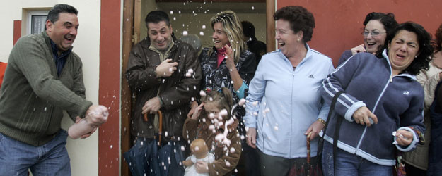 Unos afortunados celebran el gordo de la loter&iacute;a de Navidad el 22 de diciembre de 2007 en Llanes, Asturias.