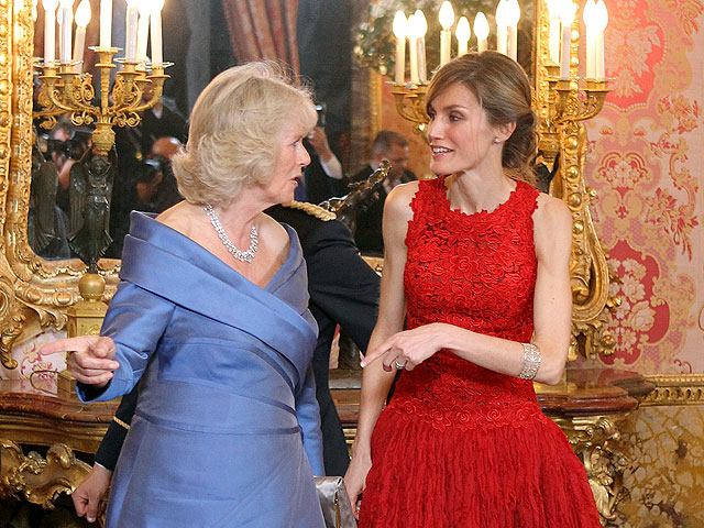Cena de gala en el Palacio Real para homenajear al Pr&iacute;ncipe de Gales y su esposa