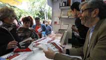 Ir al Video&nbsp;Centenares de lectores se citan con Mu&ntilde;oz Molina en la Feria del Libro
