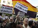 Centenares de manifestantes protestan por la suspensi&oacute;n cautelar del juez de la Audiencia Nacional Baltasar Garz&oacute;n, con pancartas como 