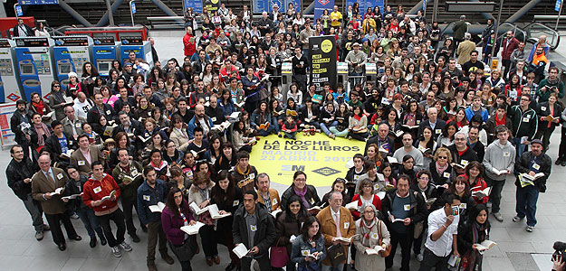 Centenares de personas participan en el I Récord de Lectores en la estación de Metro de Príncipe Pío Centenares de personas participan en el I Récord de Lectores en la estación de Metro de Príncipe Pío