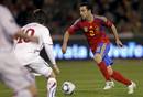 El centrocampista de la selecci&oacute;n espa&ntilde;ola, Xavi Hern&aacute;ndez, intenta superar al jugador de la Rep&uacute;blica Checa, Tomas Rosicky.