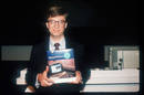 1990 - Gates presenta lo &uacute;ltimo de Windows. En esta &eacute;poca Microsoft ya es l&iacute;der del sector con m&aacute;s de 39.000 empleados en 60 pa&iacute;ses.