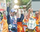 El piloto espa&ntilde;ol Marc Coma celebra el primer puesto en su categor&iacute;a.