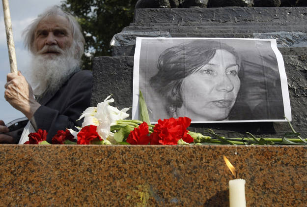 Ceremonia de homenaje a Estemirova celebrada en Mosc&uacute;