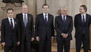El rey Juan Carlos, acompa&ntilde;ado de los expresidentes del Gobierno Felipe Gonz&aacute;lez y Jos&eacute; Luis Rodr&iacute;guez Zapatero y el presidente del Gobierno, Mariano Rajoy, durante el acto de imposici&oacute;n del Collar de la Orden del Tois&oacute;n de Oro al presidente franc&eacute;s,
