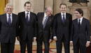El rey Juan Carlos, acomapa&ntilde;o de los expresidentes del Gobierno Felipe Gonz&aacute;lez, Jos&eacute; Luis Rodr&iacute;guez Zapatero y Jos&eacute; Mar&iacute;a Aznar, y el presidente del Gobierno, Mariano Rajoy, durante el acto de imposici&oacute;n del Collar de la Orden del Tois&oacute;n de Oro al p