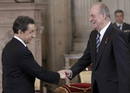 El rey Juan Carlos, durante el acto de imposici&oacute;n del Collar de la Orden del Tois&oacute;n de Oro al presidente franc&eacute;s, Nicolas Sarkozy, antes de ofrecer en su honor un almuerzo en el Palacio Real.