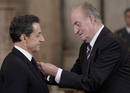 El rey Juan Carlos, durante el acto de imposici&oacute;n del Collar de la Orden del Tois&oacute;n de Oro al presidente franc&eacute;s, Nicolas Sarkozy, antes de ofrecer en su honor un almuerzo en el Palacio Real.