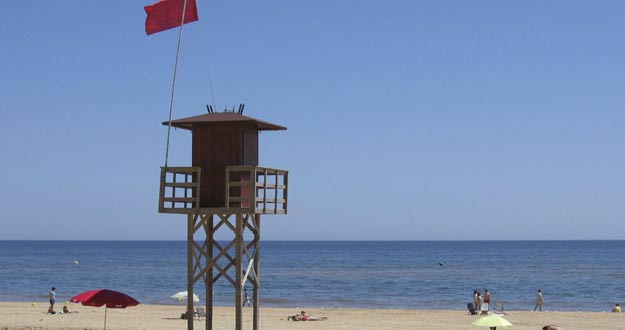 Imagen de la torre de control de Protección Civil de la playa de La Antilla (Huelva), con la bandera roja izada ante la mancha de color rojo descubierta en el agua, lo que ha obligado a cerrar parte de la zona de baño. Imagen de la torre de control de Protección Civil de la playa de La Antilla (Huelva), con la bandera roja izada ante la mancha de color rojo descubierta en el agua, lo que ha obligado a cerrar parte de la zona de baño.