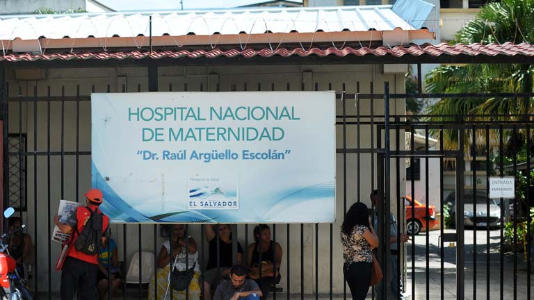 Practican una cesárea a la joven salvadoreña con un embarazo de alto riesgo