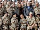 Chac&oacute;n y Moratinos posan con los soldados de Herat