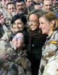 Chac&oacute;n posa con varios militares