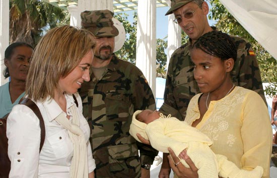 Carme Chac&oacute;n viaja a Hait&iacute; para visitar a las tropas espa&ntilde;olas