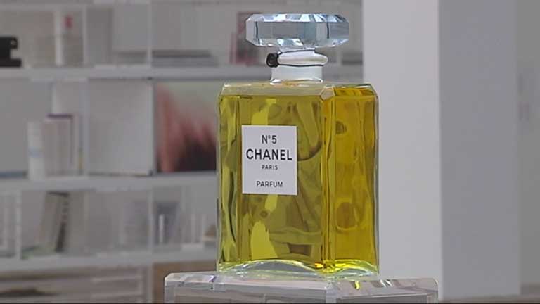 Par&iacute;s acoge una exposici&oacute;n sobre el famoso perfume Channel n&uacute;mero 5