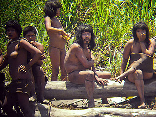 Charla con el autor de la foto a los mashco-piros