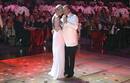 Charlene luci&oacute; un elegante conjunto compuesto por una falda de gasa blanca y top de lentejuelas doradas.