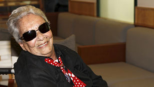 Ver v&iacute;deo  'Chavela Vargas permanece en el hospital aunque est&aacute; "bien y consciente"'