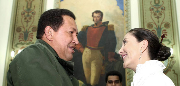 La ex rehén de las Fuerzas Armadas revolucionarias de Colombia (FARC) y ex candidata presidencial Ingrid Betancourt se ha reunido con el presidente de Venezuela, Hugo Chávez en el Palacio de Miraflores en Caracas. La ex rehén de las Fuerzas Armadas revolucionarias de Colombia (FARC) y ex candidata presidencial Ingrid Betancourt se ha reunido con el presidente de Venezuela, Hugo Chávez en el Palacio de Miraflores en Caracas.