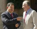 El rey Juan Carlos y el presidente de presidente venezolano, Hugo Ch&aacute;vez conversan a las puertas del Palacio de Marivent de Palma de Mallorca.