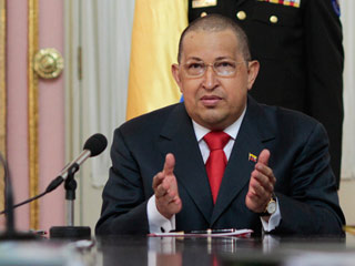 Ver v&iacute;deo  'Ch&aacute;vez bromea sobre su "new look" en un acto oficial'
