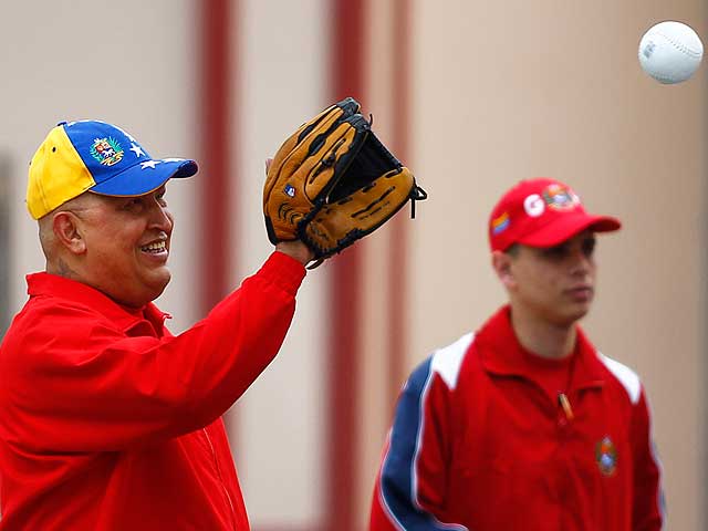 Ch&aacute;vez juega al b&eacute;isbol en televisi&oacute;n para acallar los rumores sobre su salud
