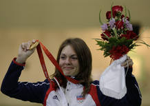 La checa Katerina Emmons celebra su medalla de oro, la primera conseguida en los Juegos Olímpicos de Pekín La checa Katerina Emmons celebra su medalla de oro, la primera conseguida en los Juegos Olímpicos de Pekín