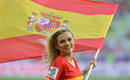 Una cheerleader porta una bandera espa&ntilde;ola