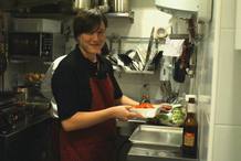 La chef, en la cocina.