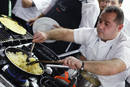 Un chef prepara una tortilla de patata en San Sebasti&aacute;n.
