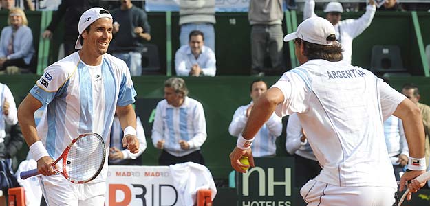 Chela y Schwank festejan su triunfo en dobles