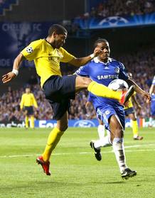 Daniel Alves pelea un bal&oacute;n con el centrocampista franc&eacute;s del Chelsea, Florent Malouda.