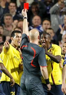 El &aacute;rbitro noruego Tom Henning Ovrebo muestra una cartulina roja al defensa franc&eacute;s del FC Barcelona Eric Abidal.