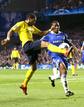 Daniel Alves pelea un bal&oacute;n con el centrocampista franc&eacute;s del Chelsea, Florent Malouda.