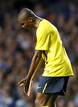 Samuel Etoo se lamenta tras una jugada en su partido frente al Chelsea.