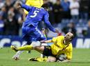 Iniesta cae al suelo ante el centrocampista ghan&eacute;s del Chelsea, Michael Essien.