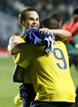 El centrocampista del F. C. Barcelona, Andr&eacute;s Iniesta y su compa&ntilde;ero, el delantero camerun&eacute;s Samuel Etoo, celebran el gol que les ha dado el pase a la final de la liga de campeones.
