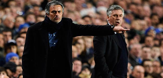 Mourinho da &oacute;rdenes ante la mirada de Ancelotti.