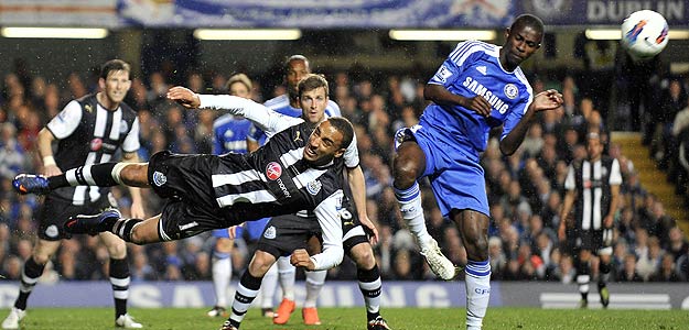 James Perch (i) del Newcastle United lucha por el balón con Ramires (d) del Chelsea. James Perch (i) del Newcastle United lucha por el balón con Ramires (d) del Chelsea.