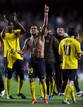 Alves celebra con sus compa&ntilde;eros la clasificaci&oacute;n.
